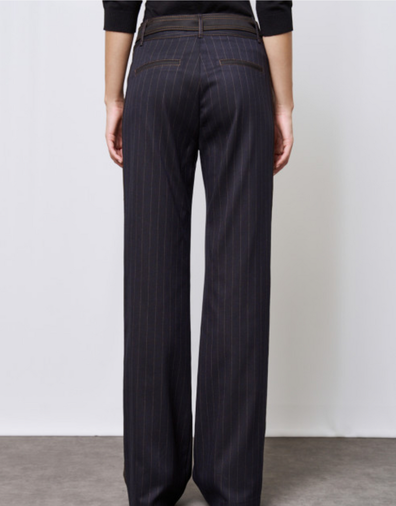 Striped pants with a black detail