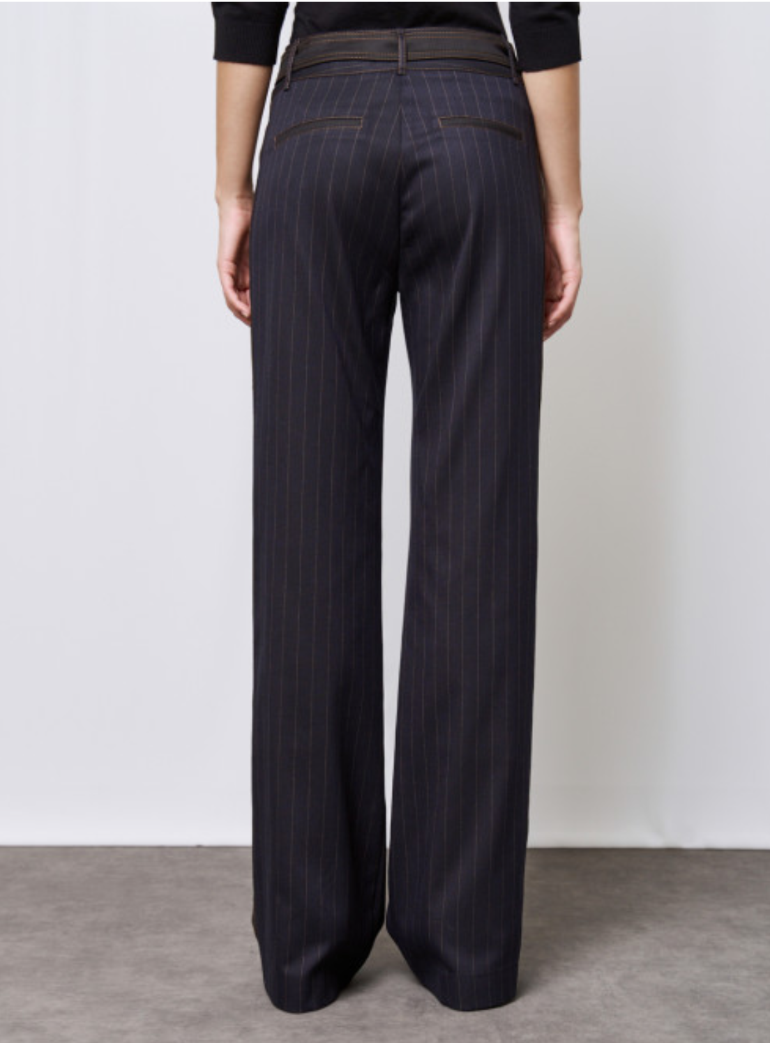 Striped pants with a black detail