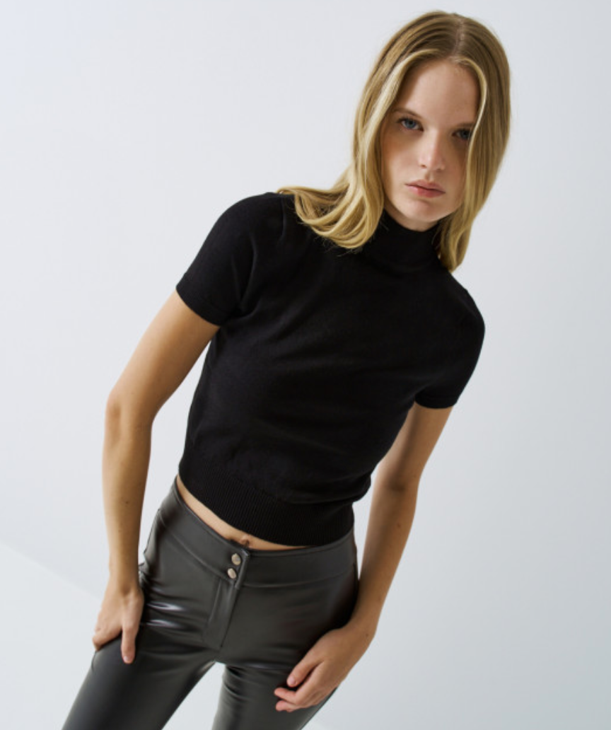 Short-sleeve turtleneck knitted top