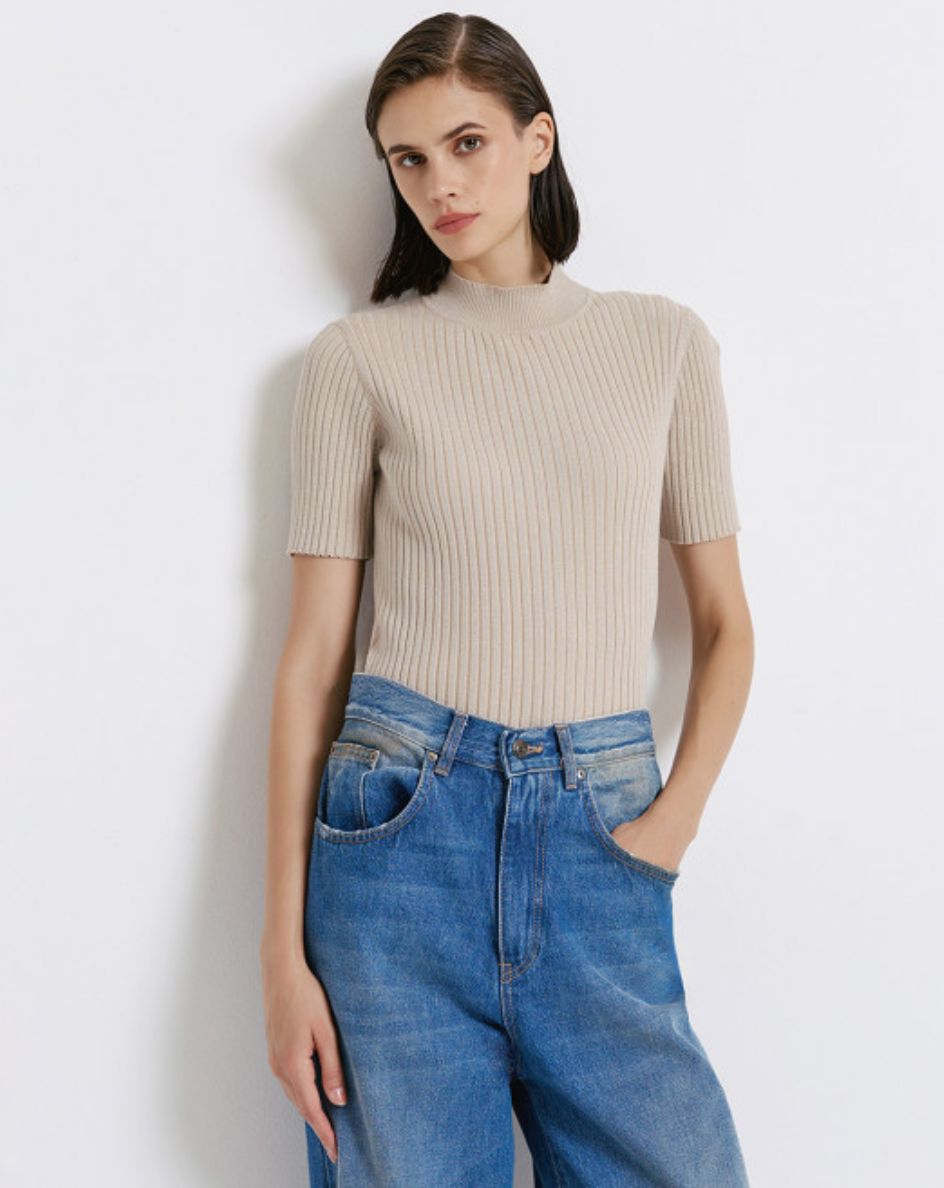 Short-sleeve knitted blouse